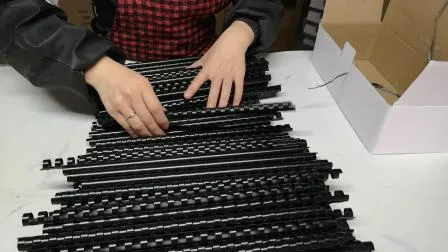 다양한 색상과 다양한 크기의 84개 구멍이 있는 플라스틱 바인딩 빗